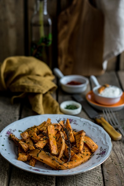 盘中块根类食物